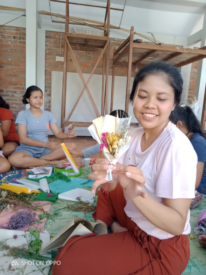  Pemudi Canthi Kumara Kekeran Belajar Merangkai Bunga