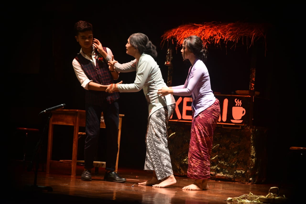  Rayakan Bulan Bahasa Bali, Teater Angin Sajikan Sesolahan ‘Katemu Ring Tampaksiring’