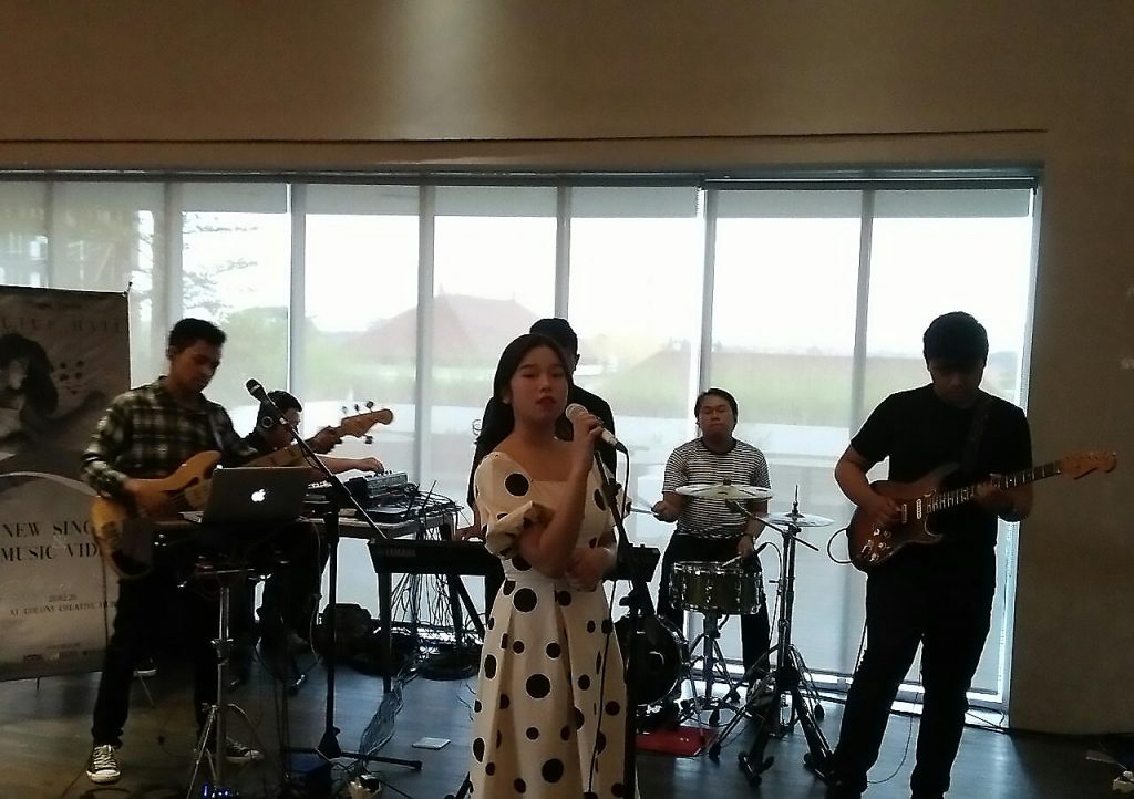 Anggis Devaki “Tutup Hati”