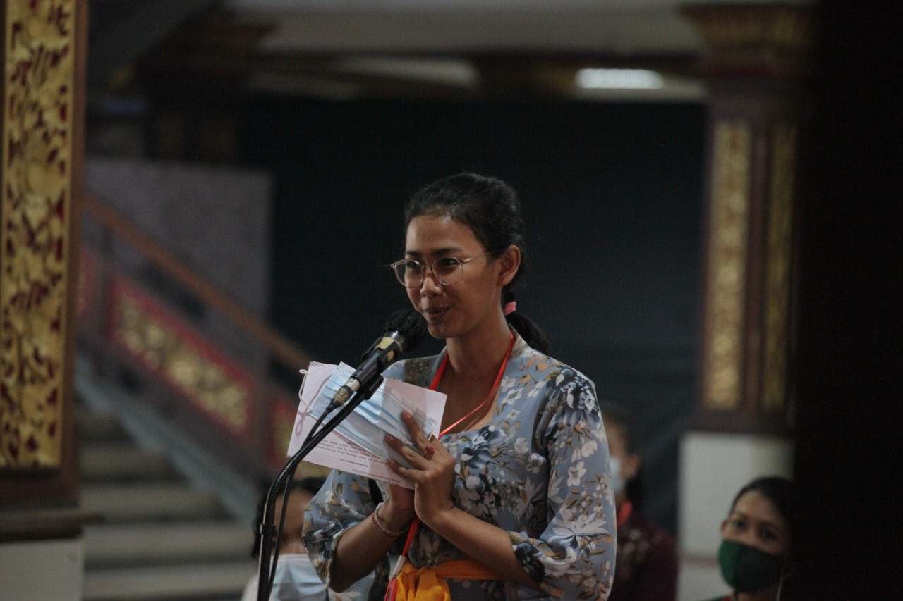  Semangat Remaja Putri Ikuti “Krialoka Pengenter Acara Mabasa Bali”