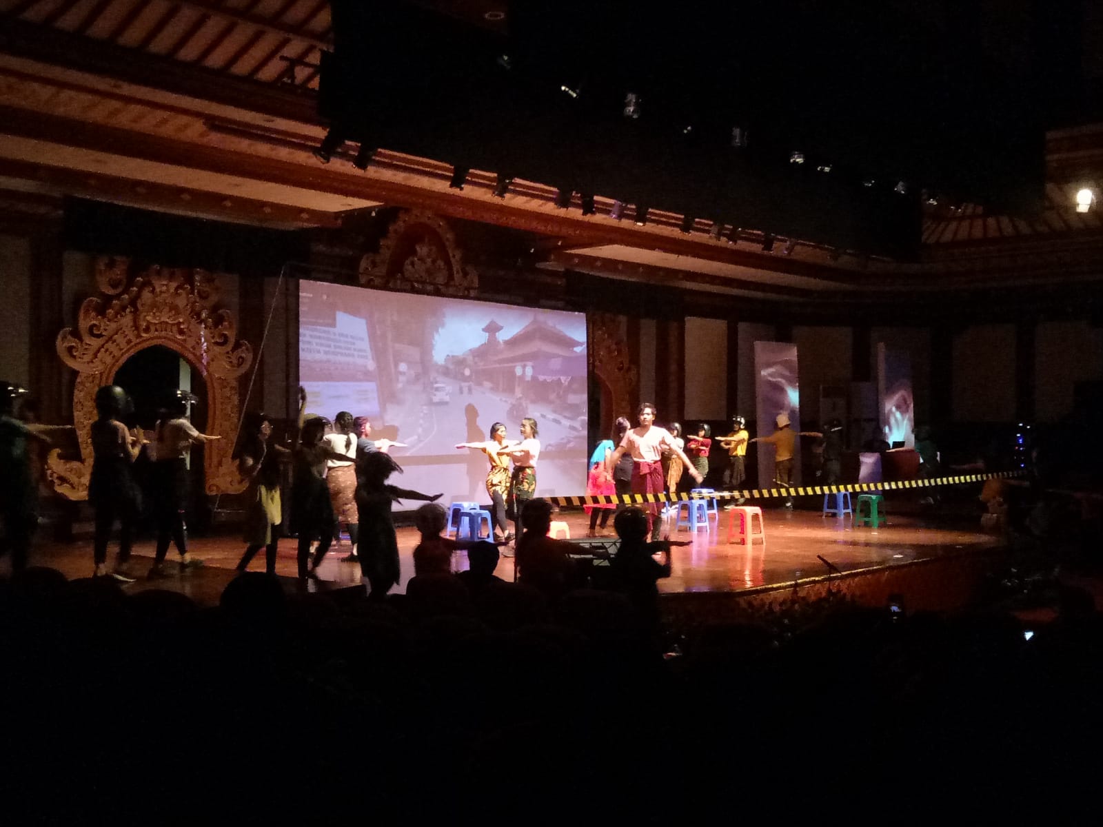  Dari Jalan Veteran, Teater Kalangan Pentaskan “Hero on The Way #1 BEKAS” di Festival Seni Bali Jani