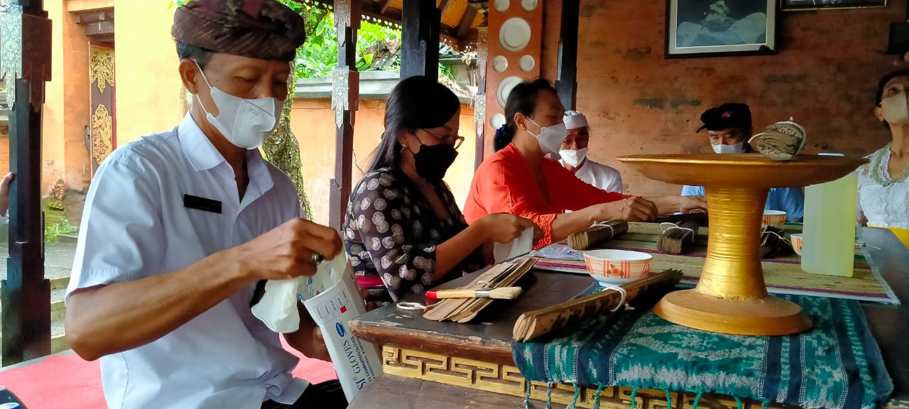  Tim Penyuluh Bahasa Bali Konservasi 50 Cekep Lontar di Puri Anyar Kerambitan