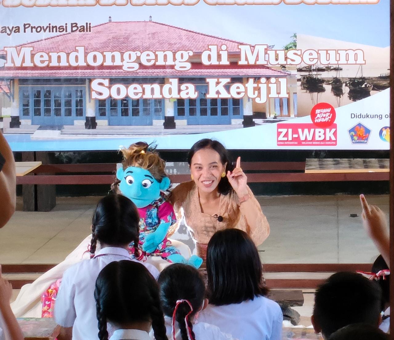  Ni Luh Wanda Putri Pradanti Bersama Krisno Mendongeng Kisah I Gusti Ketut Pudja Belajar Sejarah di Museum Soenda Ketjil Beleleng