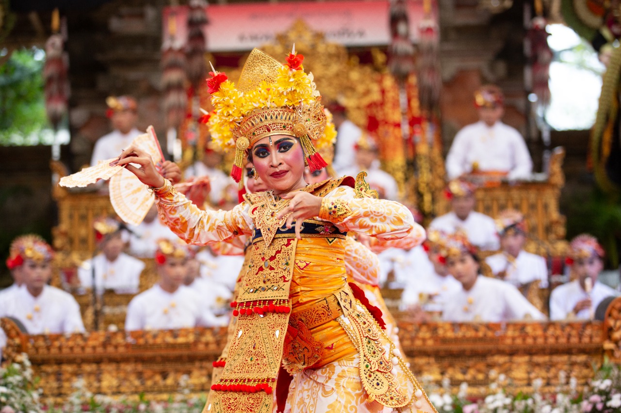 Tari Legong Kuntul Dan Legong Tri Sakti Persembahan Sekaa Legong Pemalukan