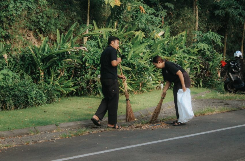 Sanctoo Suites & Villas Maknai “Rahina Tumpek Wayang” Gelar Aksi Bersih Sampah Plastik