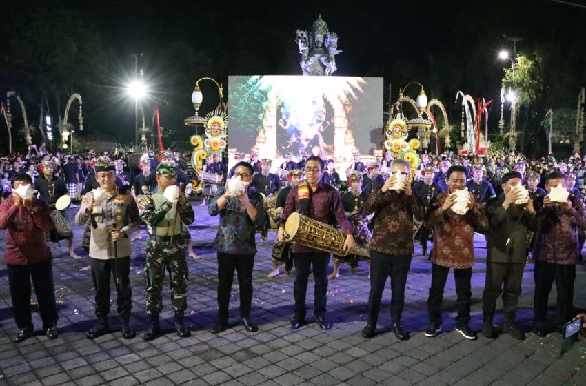  Inagurasi Teatrikal “Tejarasmi”.  Walikota Jaya Negara Bermain Kendang Buka Denfest Ke-15