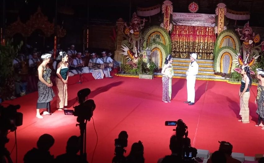  Drama Gong Remaja Berkisah Sastra Bali Modern ‘Katemu ring Tampak Siring’
