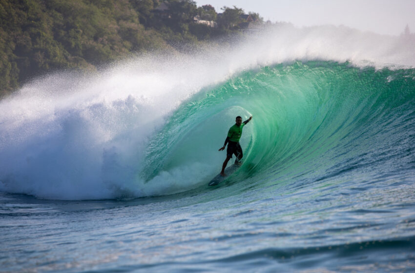  Mempesona Aksi Surfer Dunia di Rip Curl Cup Warm-Up Session Padang Padang