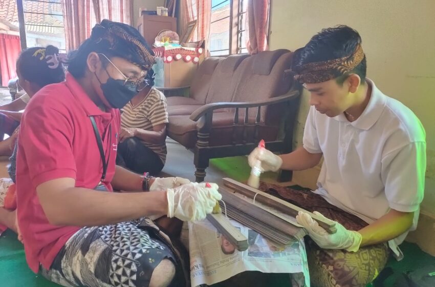  Penyuluh Bahasa Bali Identifikasi Lontar Milik Ketut Jenin di Jembrana