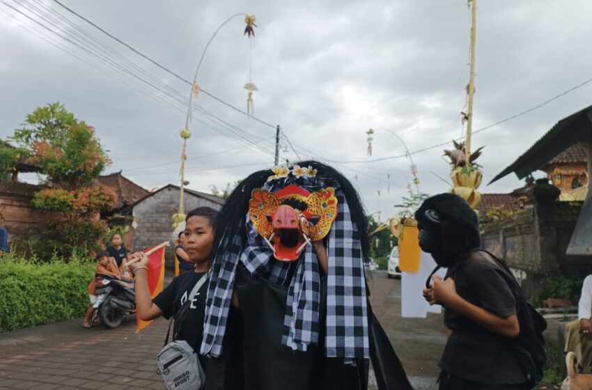  Anak-anak “Ngelawang” Barong Bangkung Cara Menciptakan Generasi Seni