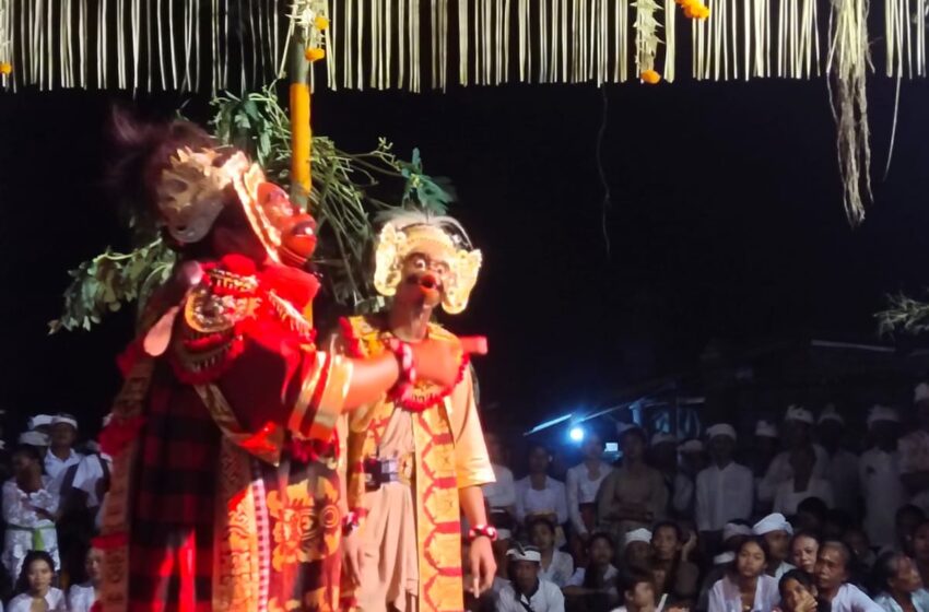  Dosen Pedalangan ISI Denpasar Lestarikan Wayang Wong di Banjar Pesalakan Gianyar