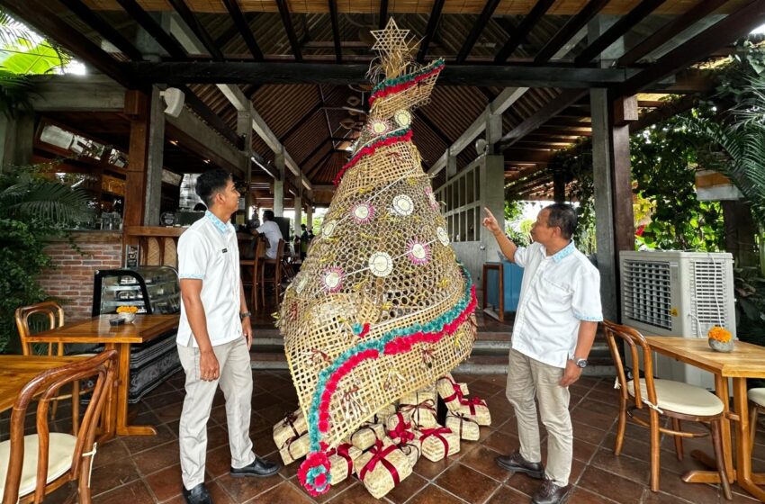  Pohon Natal Natural dengan Simbol-simbol Budaya Bali di Pistachio Restaurant Ubud