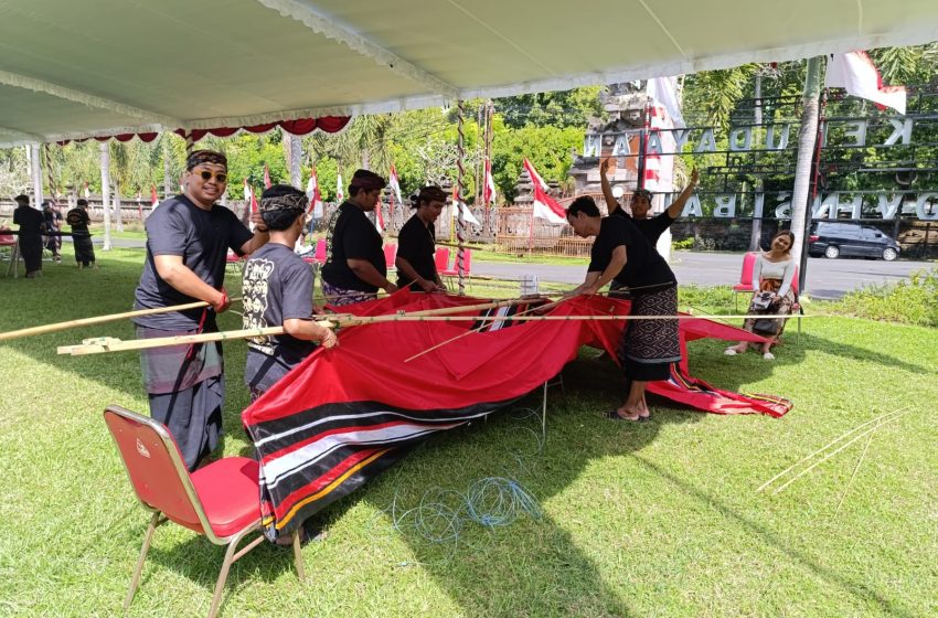  Anak-anak Muda, Ramaikan Jantra Tradisi dengan Membuat Layangan Bebean