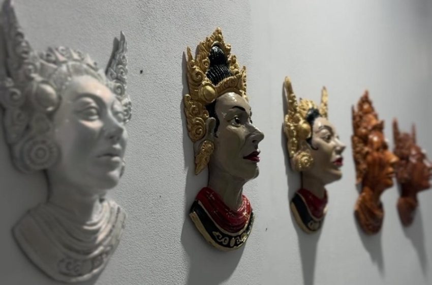  Kini, Tiga Mahasiswa PSR UPMI Bali Lulus Tanpa Skripsi: Garap Proyek Inovatif Desain Batik, Seni Lukis, dan Seni Patung