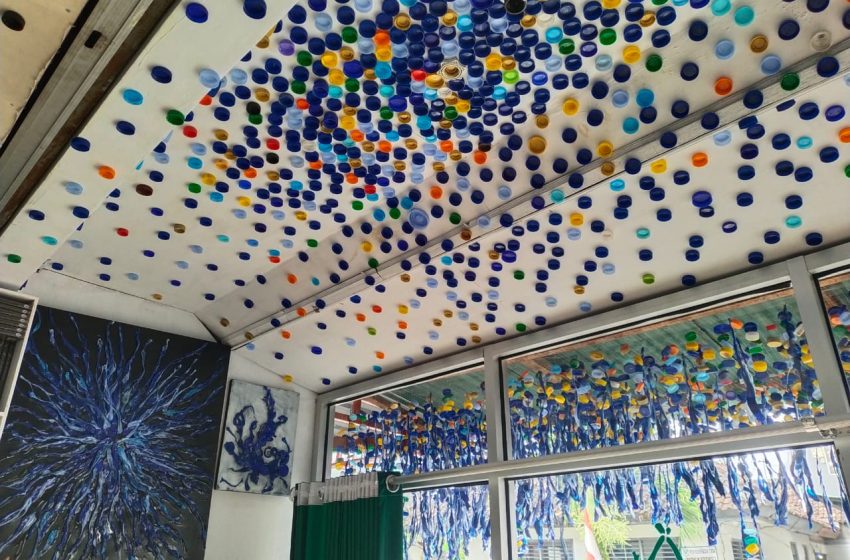  Perupa Oka Astawa, Pungut Sampah Tutup Botol Plastik Sulap Jadi Karya ‘Botol Lupa Tutupnya’