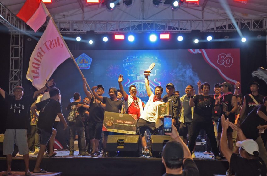  Just Fryday Band, Pemenang Favorit Parade Band ‘Gema Kemerdekaan LKD 2025’ di Pantai Padma Legian