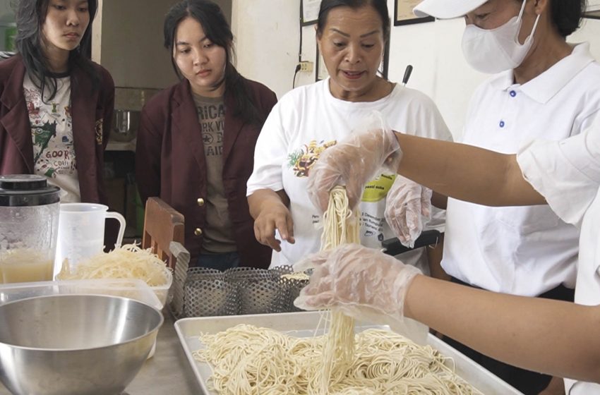  Tim PKM ISI Bali: Garap Desain ‘Demen Mie’ Semakin Cantik, Modifikasi Mesin Tingkatkan Produksi Mie