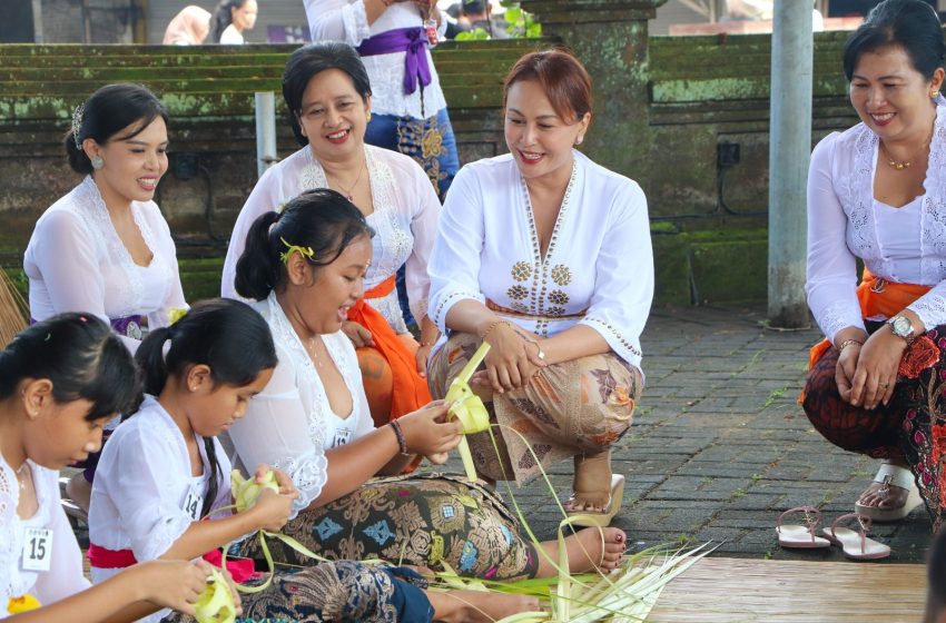  Lomba Cane Hias dan Membuat Tipat di Desa Adat Kapal
