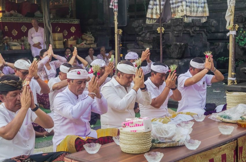  Tradisi ‘Metimpugan Tipat Bantal’ di Desa Adat Padang Luwih