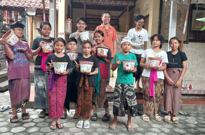  ISI Bali Latih Anak-anak Melukis Wayang Kamasan dengan Media Plexsiglas dan Pot Gerabah