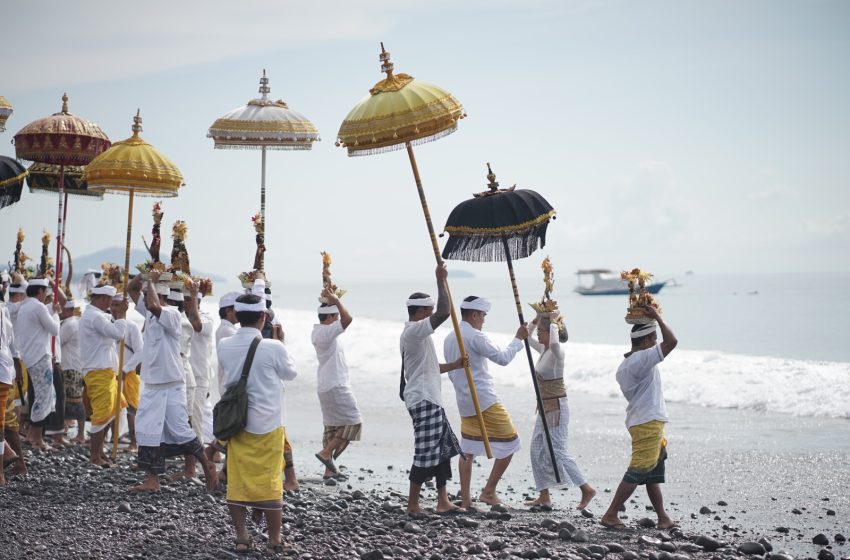  Menjaga Warisan ‘Nyepi Segara’ dengan Semangat Perang Kusamba