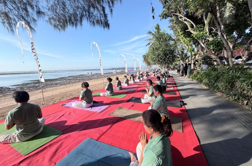  Masyarakat Sanur Ikuti Yoga di Sanur Village Festival 2025