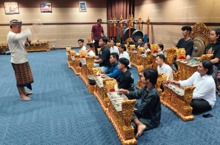  Gaya Kekebyaran Gong Abdi Budaya Banjar Anyar di Konser Gamelan “Meraya Matra Manawa”