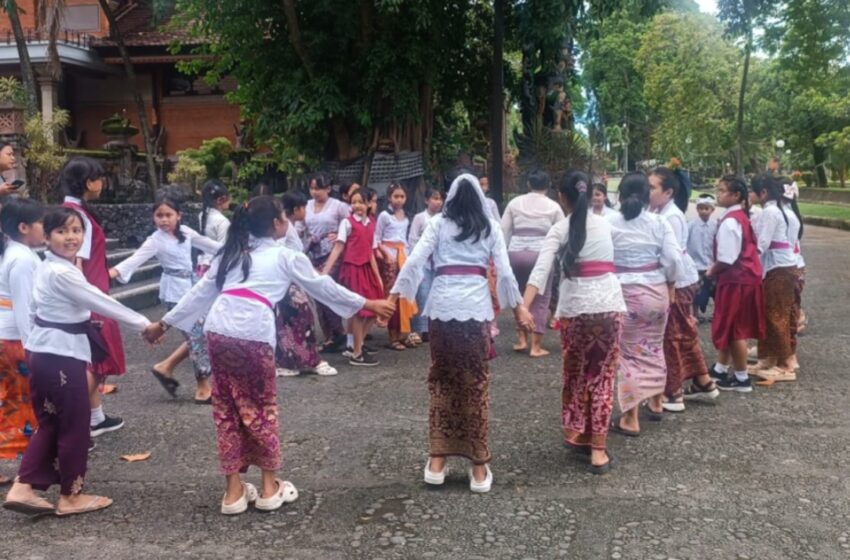  Anak-anak Setingkat SD Belajar Sambil Bermain di Bulan Bahasa Bali VIII