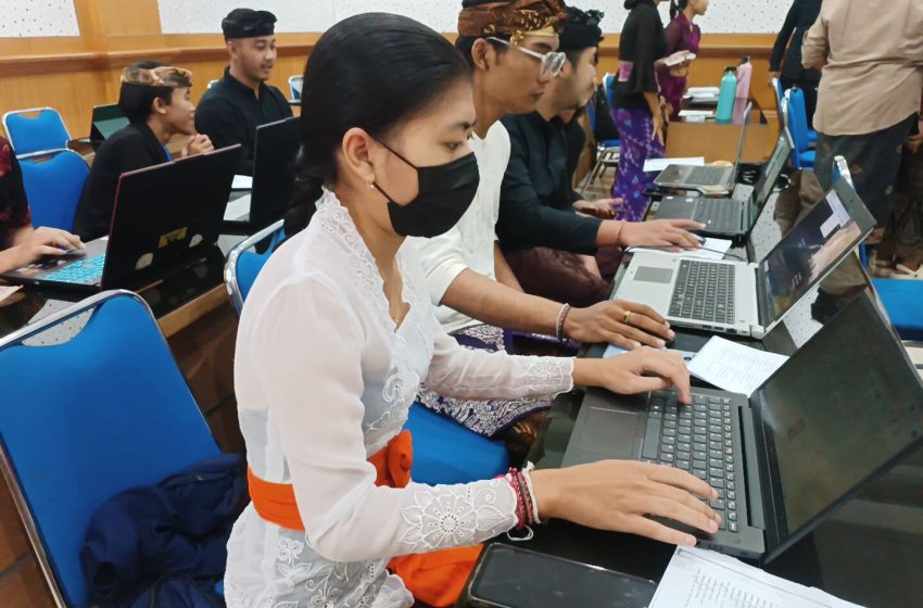  Mahasiwa Prodi Sastra Bali Unud Membuat Kamus Digital Lengkap Aksara Bali