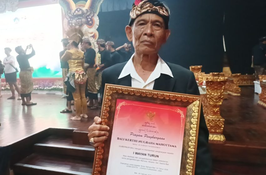  I Wayan Turun Menerima Penghargan Bali Kerti Bhuana Mahottama