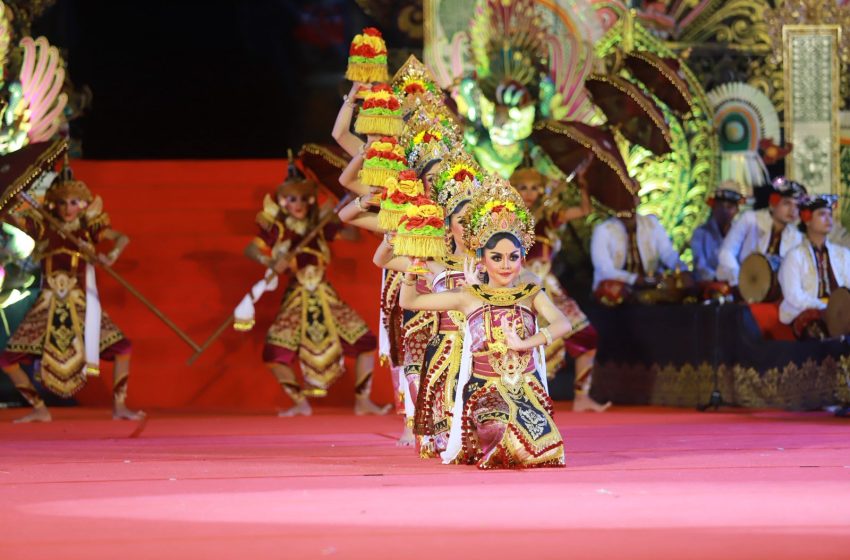  Barungan Agung, Kolaborasi Empat Sekaa Hipnotis Penonton di Open Stage Balai Budaya Gianyar