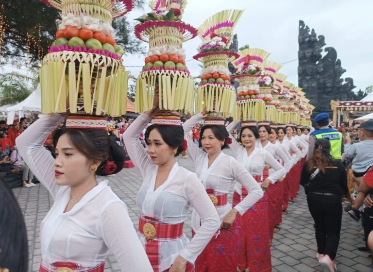  Ketika Tanah Lot Menjadi Panggung Budaya Tabanan