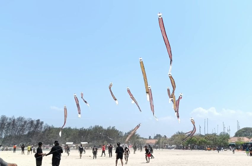  Ketika Rare Angon Menari Bersama Angin di Langit Sanur